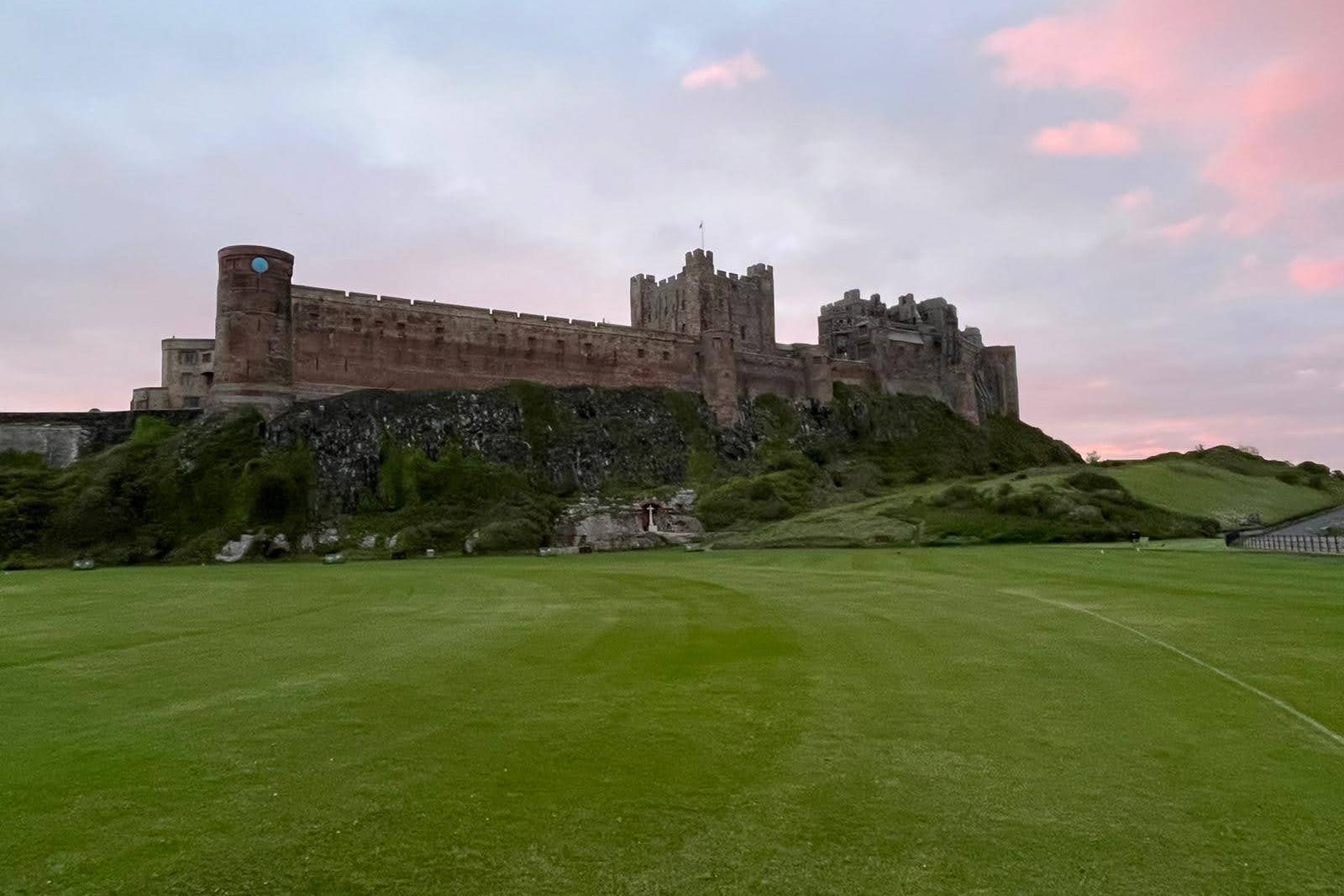 Amanecer en el Castillo de Bamburgh en Northumberland