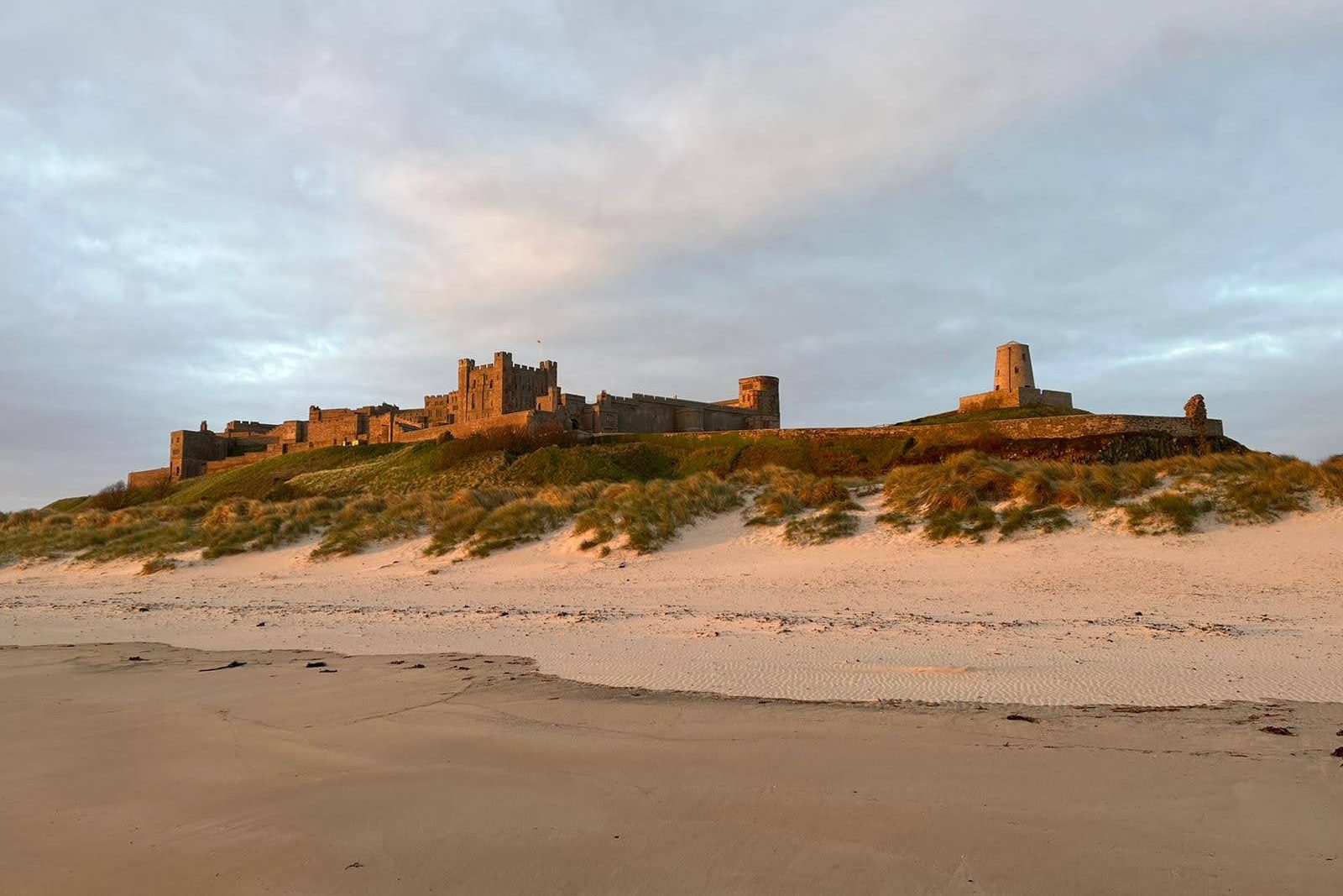 
Vista del Castillo al amanecer desde la playa de Bamburgh