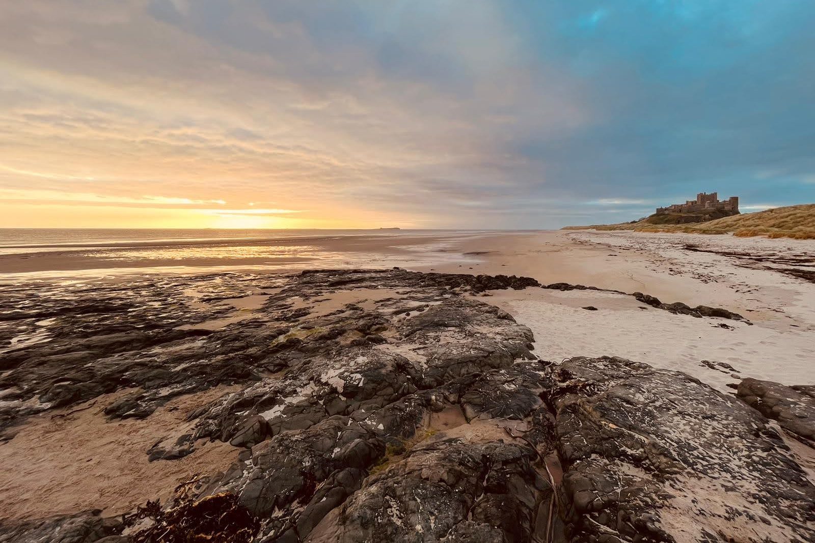 Panorámica Playa y Castillo de Bamburgh