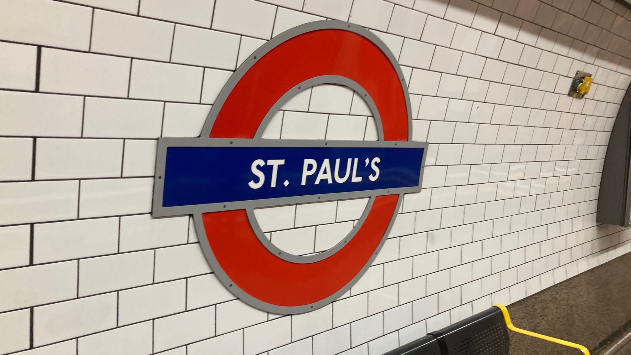 Interior parada metro St Paul en Londres
