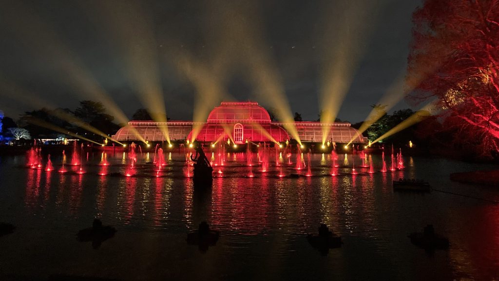 Palm House Pond iluminado durante Christmas at Kew en Kew Gardens