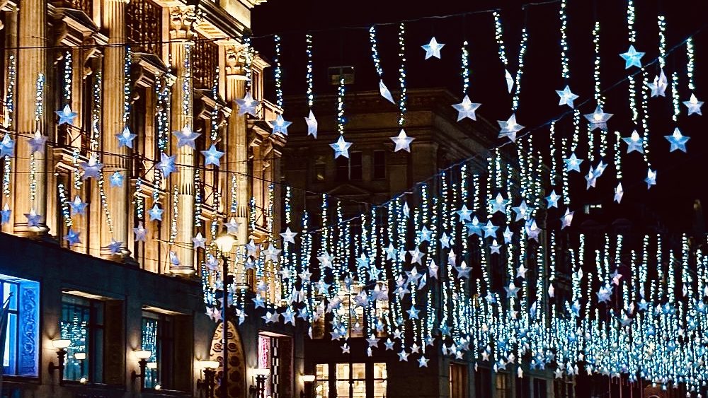 Estrellas iluminadas de Oxford Street durante la Navidad en Londres